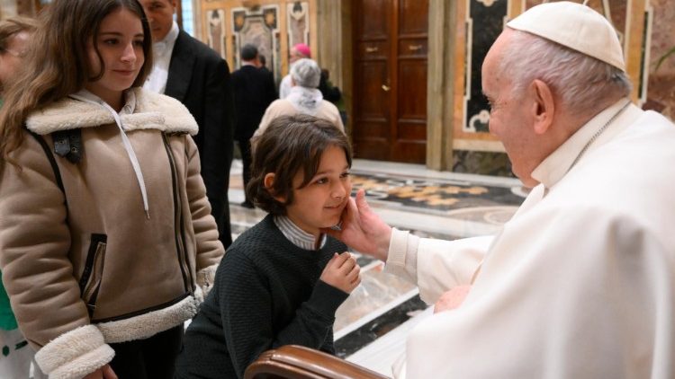 El Papa saluda a miembros de la Fundación Madre de la Esperanza de Talavera de la Reina, procedente de Toledo, en España. (Vatican Media)