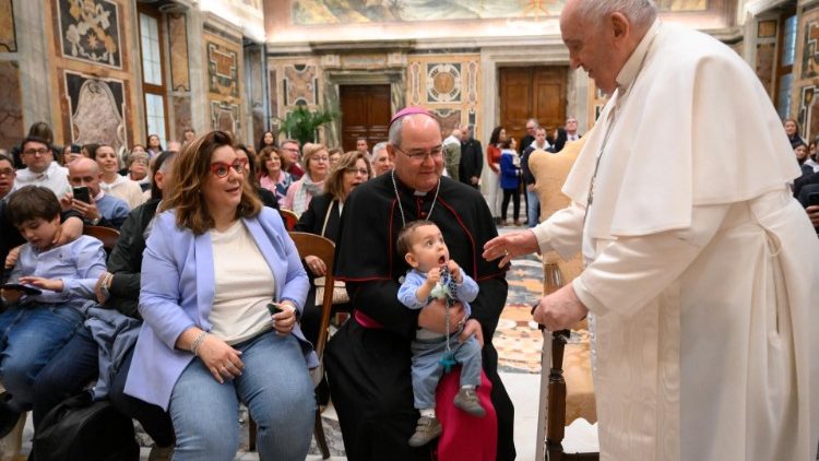 El Santo Padre saluda a algunos participantes en el encuentro con la Fundación Madre de la Esperanza de Talavera de la Reina. (Vatican Media)