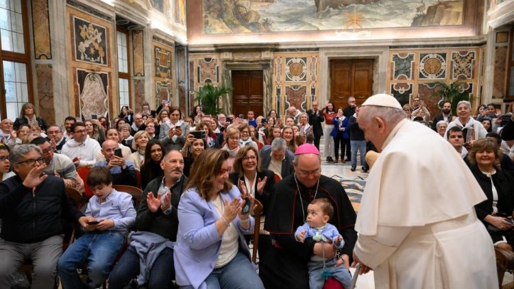Papež František zdraví členy toledské nadace Fundacio'n Madre de la Esperanza de Talavera de la Reina
