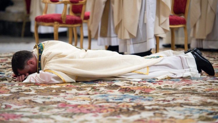 Monsignor Rolandas Makrickas prostrato durante le litanie dei santi