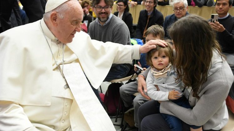 Папа Франциск на встрече с паломниками (Ватикан, 15 апреля 2023 г.)