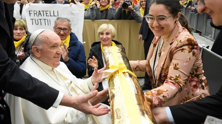 Doni al Papa dai pellegrini di Crema