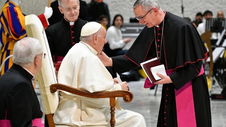 El Papa Francisco y monseñor Daniele Gianotti, obispo de Crema 