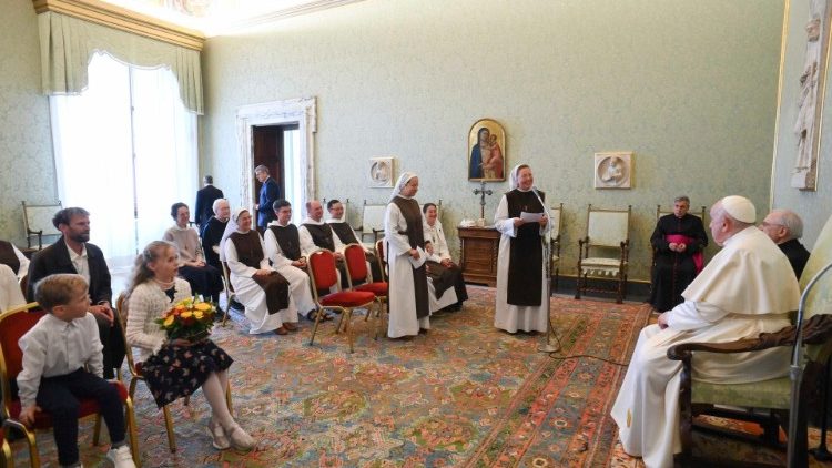 Папа Франциск на встрече с делегатами Общины Блаженств (Ватикан, 17 апреля 2023 г.)
