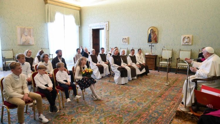 Папата с Общността на блаженствата