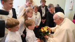 Papa Francisc împreună cu delegația Comunității Fericirilor ( 17 aprilie 2023 - Sala Papilor din Palatul Apostolic)