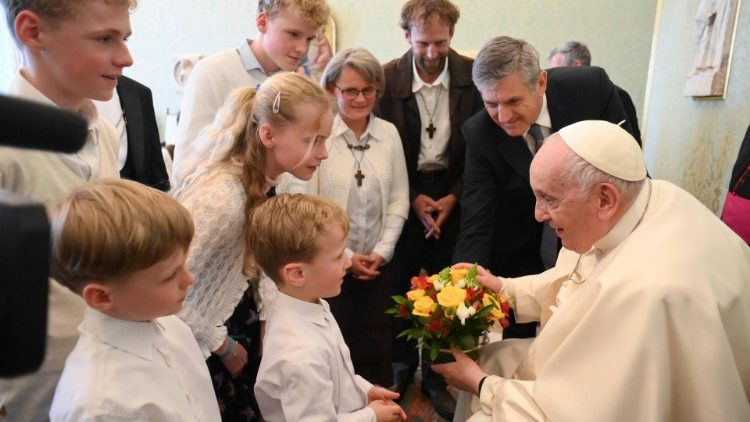 Alcuni bambini offrono al Papa un omaggio floreale