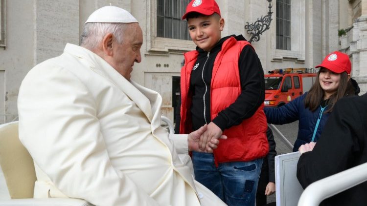 Il Papa fa salire quattro bambini sulla papamobile