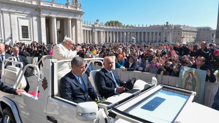 Papa pozdravlja mnoštvo okupljeno na Trgu svetoga Petra