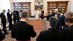 Le Pape reçoit la Commission pontificale biblique, le 20 avril 2023, dans la bibliothèque du Palais apostolique.