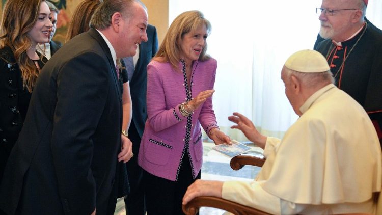 L'omaggio al Papa da parte dei membri della fondazione