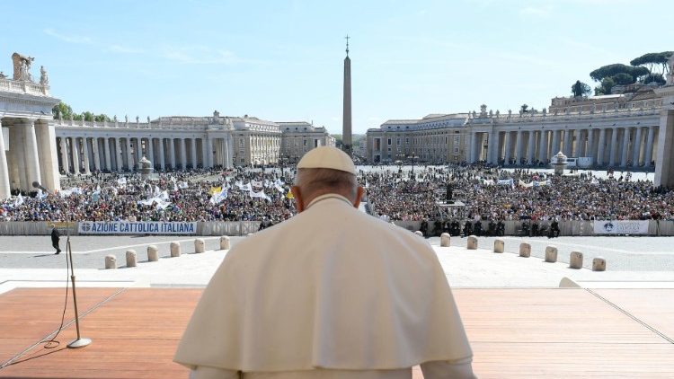 Il Papa sul sagrato della basilica vaticana