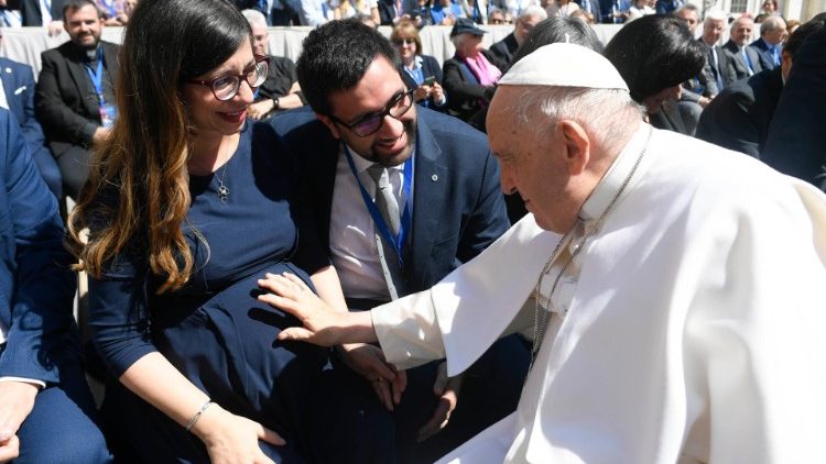 Papa Francisco abençoa uma mulher grávida  (Praça São Pedro - 22 de abril de 2023)