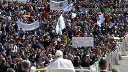 El Papa en la Plaza de San Pedro entre los fieles en peregrinación de acción de gracias por la beatificación de Armida Barelli