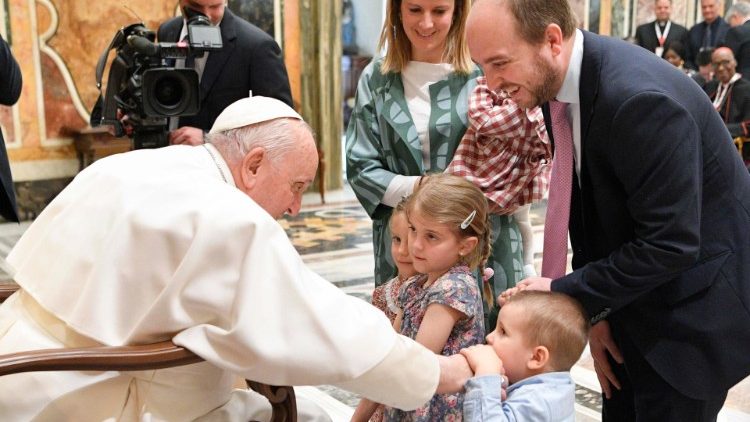 Le Pape et une famille 