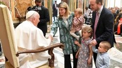 Il Papa con una famiglia di partecipanti all'assemblea plenaria del Dicastero per i Laici, la Famiglia e la Vita