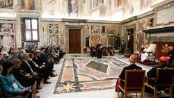 البابا فرنسيس خلال استقباله المشاركين في الجمعية العامة لدائرة العلمانيين والعائلة والحياة، ٢٢نيسان أبريل ٢٠٢٣