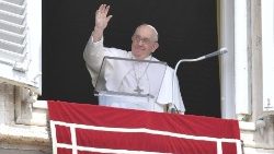Papst Franziskus beim Mittagsgebet am dritten Sonntag der Osterzeit