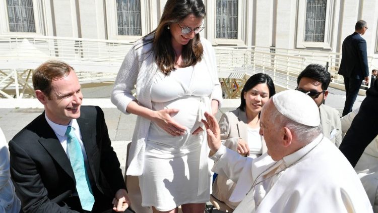La bendiciÃ³n del Papa a una mujer en dulce espera durante la audiencia general