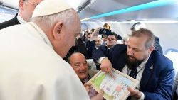 Papa Francisc la bordul aeronavei oficiale în timpul zborului de la Roma la Budapesta.