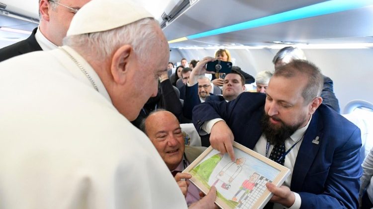 Papa Francisc la bordul aeronavei oficiale în timpul zborului de la Roma la Budapesta.