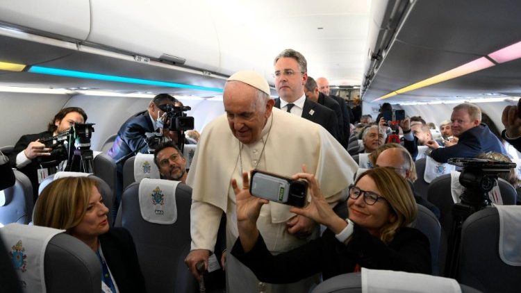 Prema običaju, Papa je odvojio vrijeme kako bi pozdravio novinare koji su s njime krenuli iz Rima