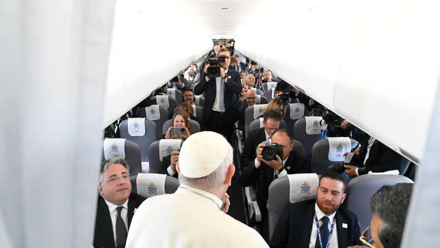 El Papa saludó a los periodistas en el vuelo de ida