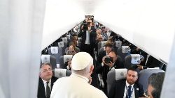 El Papa con los periodistas e vuelo a Hungría.