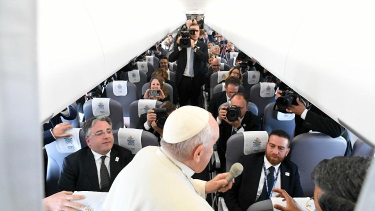 O Papa com os jornalistas na viagem para a Hungria
