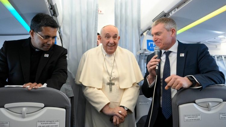 2023.04.28 Viaggio Apostolico in Ungheria - Trasferimento volo Roma - Budapest 