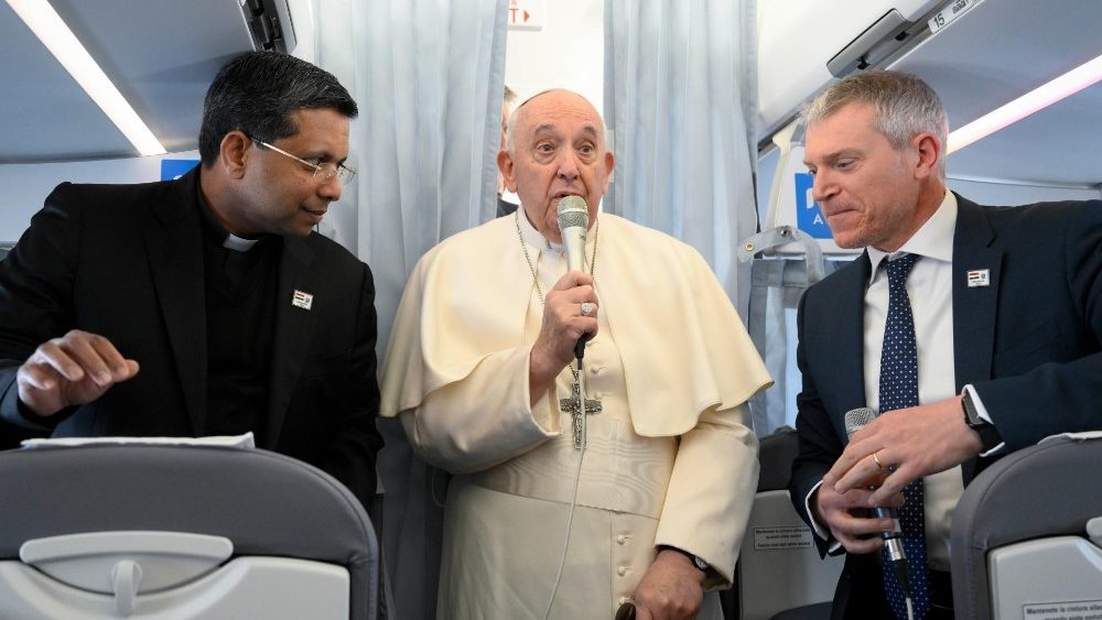 Papa Francisc salută jurnaliștii în timpul călătoriei de la Roma la Budapesta