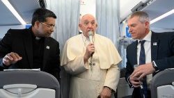 Papa Francisc salută jurnaliștii în timpul călătoriei de la Roma la Budapesta