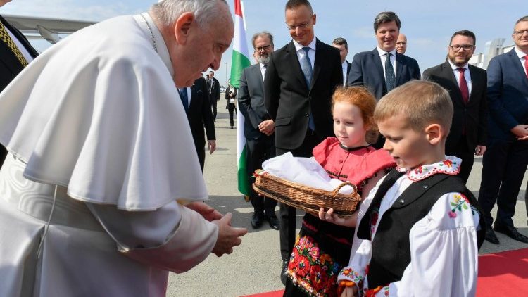 As crianças oferecem ao Papa pão e sal, símbolos da vida