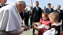 Dječak i djevojčica odjeveni u tradicionalnu narodnu nošnju Papi su ponudili kruh i sol, simbole života, blagoslova i dobrih želja, što je tradicionalna ceremonija dobrodošlice u mnogim istočnoeuropskim kulturama