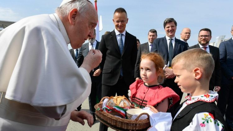El Santo Padre prueba el pan que dos niños le entregaron como gesto de bienvenida