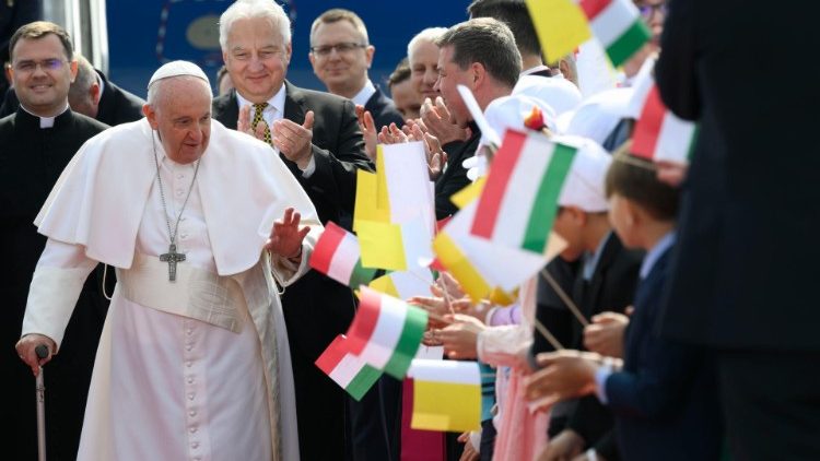 El Santo Padre es recibido con gran calidez en Hungría