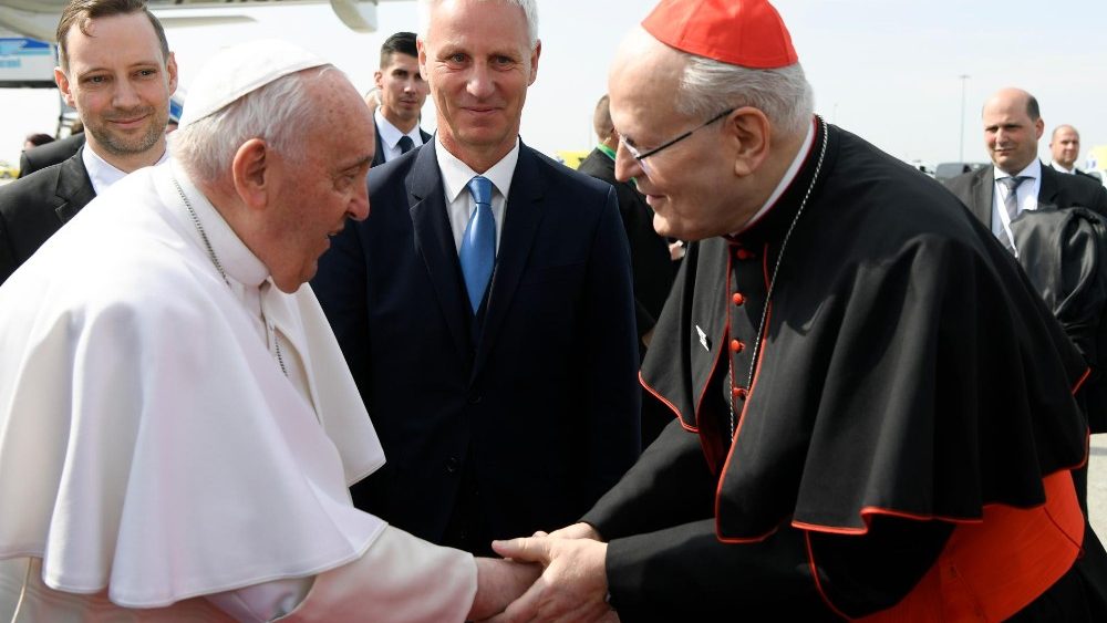 Vineri, 28 aprilie 2023, papa Francisc a ajuns la Budapesta: salutul cardinalului Peter Erdo