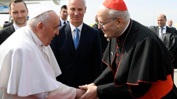 Francisco e o cardeal na chegada ao aeroporto de Budapeste na sexta-feira (28)