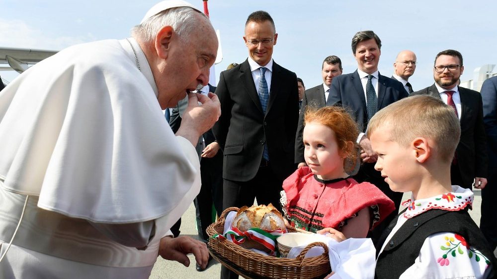 Vineri, 28 aprilie 2023, papa Francisc a ajuns la Budapesta: ceremonia de primire pe aeroport