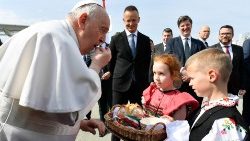 البابا فرنسيس يصل إلى المجر في زيارته الرسولية الحادية والأربعين