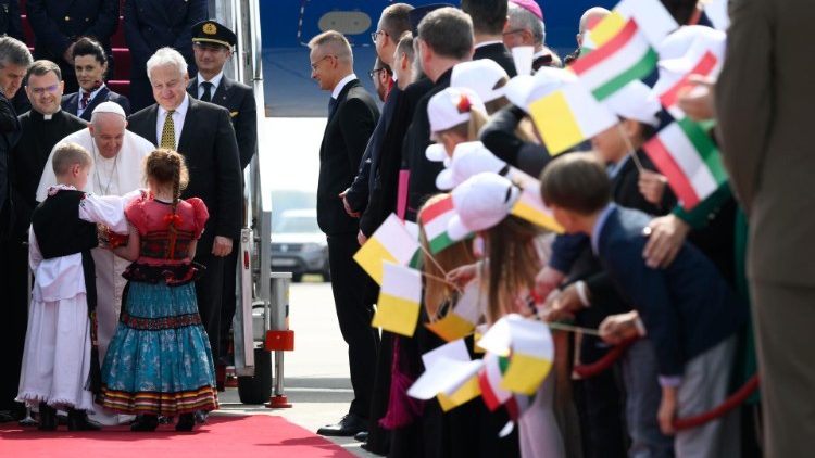 Okupljeni mladi pozdravljali su Papu mašući zastavicama boja vatikanske i mađarske zastave