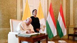 ブダペストの大統領官邸で記帳する教皇フランシスコと、ハンガリーのノヴァーク大統領　2023年4月28日