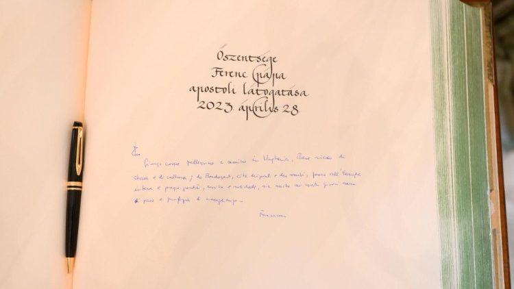 Il Libro d'onore del Palazzo Sándor firmato dal Papa