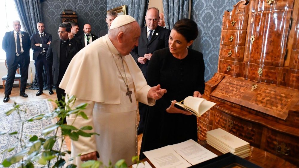 Papa Francisc la Budapesta: vizita de curtoazie la președinta țării, Katalin Novak