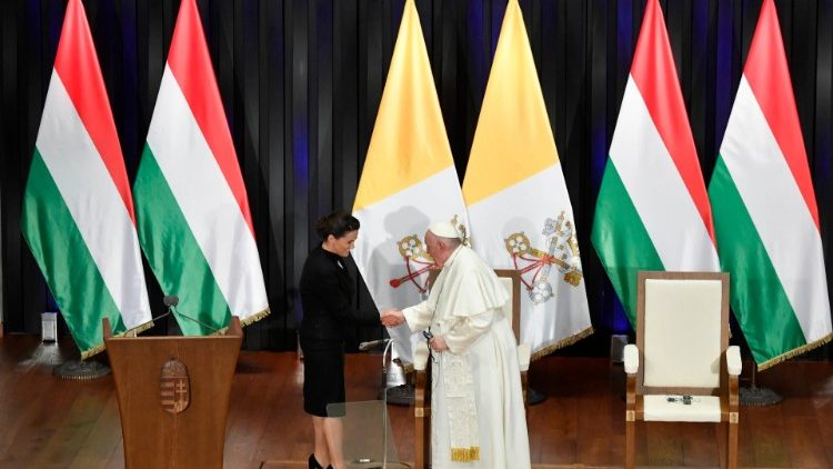 Le Pape François lors de la rencontre avec les autorités hongroises dans l'ancien monastère des Carmes, le 28 avril 2023. 