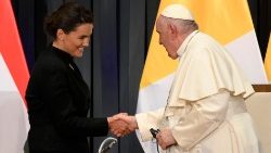 Papa Francisco cumprimenta a Presidente Katalin Novák em sua segunda visita à Hungria
