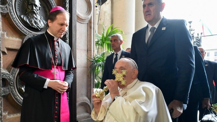El Papa ingresa a la Concatedral de San Esteban de Budapest