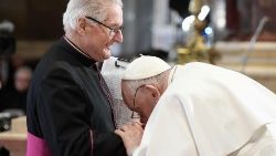 Papa Francesco bacia le mani del sacerdote ungherese don József Brenner, fratello del beato martire don János Brenner, che ha offerto la sua testimonianza nell'incontro nella concattedrale di Budapest
