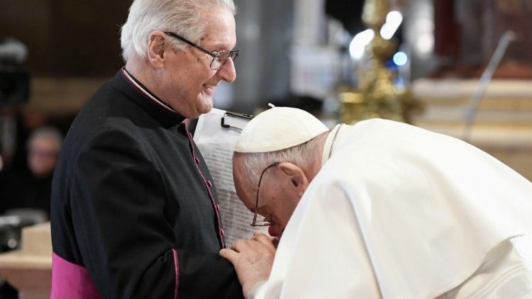 ĐTC hôn tay của Cha Jószef Brenner, em của Chân phước Janos Benner