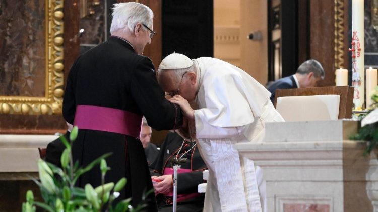 Il Papa bacia le mani di don Brenner, dopo la sua testimonianza